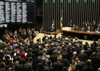 Brasília - O plenário da Câmara dos Deputados aprovou por 450 a favor, 10 contra e 9 abstenções a cassação do mandato do deputado afastado Eduardo Cunha (Fabio Rodrigues Pozzebom/Agência Brasil)