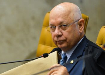 Brasília - O ministro do STF, Teori Zavascki, na sessão de julgamento sobre a aceitação da denúncia apresentada pela PGR contra o presidente da Câmara, Eduardo Cunha e a ex-deputada federal e atual prefeita de Rio Bonito (RJ), Solange Almeida, pelos crimes de corrupção e lavagem de dinheiro (Antonio Cruz/Agência Brasil)