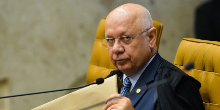 Brasília - O ministro do STF, Teori Zavascki, na sessão de julgamento sobre a aceitação da denúncia apresentada pela PGR contra o presidente da Câmara, Eduardo Cunha e a ex-deputada federal e atual prefeita de Rio Bonito (RJ), Solange Almeida, pelos crimes de corrupção e lavagem de dinheiro (Antonio Cruz/Agência Brasil)