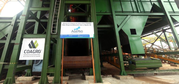01.06.2015 - Campos dos Goytacazes - RJ - Governador Luiz Fernando Pezão visita às instalações da Usina Sapucaia discursa e assina convênio entre a AgeRio e a Cooperativa Agroindustrial do Estado do Rio de Janeiro (Coagro), no município de Campos dos Goytacazes, no Norte Fluminense. Foto: Shana Reis.