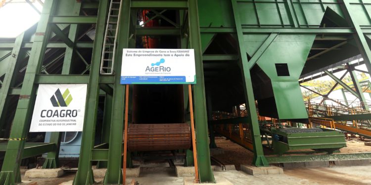 01.06.2015 - Campos dos Goytacazes - RJ - Governador Luiz Fernando Pezão visita às instalações da Usina Sapucaia discursa e assina convênio entre a AgeRio e a Cooperativa Agroindustrial do Estado do Rio de Janeiro (Coagro), no município de Campos dos Goytacazes, no Norte Fluminense. Foto: Shana Reis.
