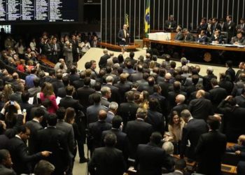 Brasília - O plenário da Câmara dos Deputados aprovou por 450 a favor, 10 contra e 9 abstenções a cassação do mandato do deputado afastado Eduardo Cunha (Fabio Rodrigues Pozzebom/Agência Brasil)