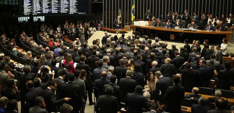 Brasília - O plenário da Câmara dos Deputados aprovou por 450 a favor, 10 contra e 9 abstenções a cassação do mandato do deputado afastado Eduardo Cunha (Fabio Rodrigues Pozzebom/Agência Brasil)