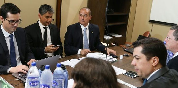 Brasília - Procurador Deltan Dallagnol (E), coordenador da força-tarefa da Operação Lava Jato, se reúne com deputados da comissão especial que analisa projeto contra a corrupção (Fabio Rodrigues Pozzebom/Agência Brasil)