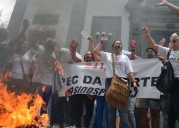 Rio de Janeiro - Servidores protestam contra o pacote de cortes do governo do estado em frente ao prédio da Alerj (Tânia Rêgo/Agência Brasil)