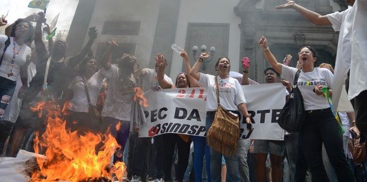 Rio de Janeiro - Servidores protestam contra o pacote de cortes do governo do estado em frente ao prédio da Alerj (Tânia Rêgo/Agência Brasil)