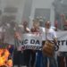 Rio de Janeiro - Servidores protestam contra o pacote de cortes do governo do estado em frente ao prédio da Alerj (Tânia Rêgo/Agência Brasil)