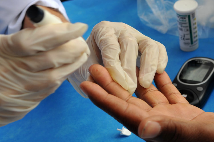 SINAIS E SINTOMAS
De acordo com a Sociedade Brasileira de Endocrinologia e Metabologia, o desencadeamento do diabetes tipo 1 é geralmente repentino e dramático e pode incluir sintomas como:
- sede excessiva;
- rápida perda de peso;
- fome exagerada;
- cansaço inexplicável;
- muita vontade de urinar;
- má cicatrização;
- visão embaçada;
- falta de interesse e de concentração;
- vômitos e dores estomacais, frequentemente diagnosticados como gripe.
