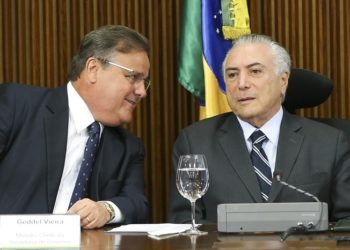 Brasília - O ministro da Secretaria de Governo, Geddel Vieira Lima, e o  presidente interino Michel Temer durante reunião com líderes da Câmara e do Senado, no Palácio do Planalto. (Marcelo Camargo/Agência Brasil)
