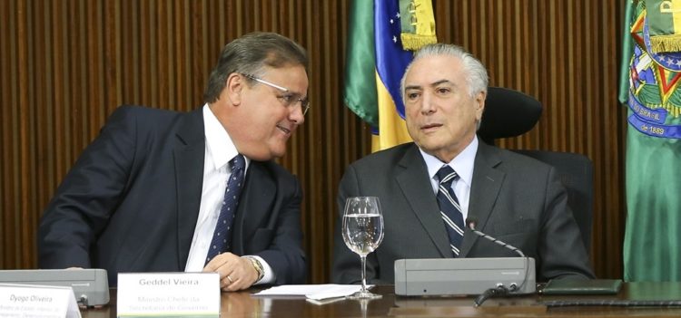 Brasília - O ministro da Secretaria de Governo, Geddel Vieira Lima, e o  presidente interino Michel Temer durante reunião com líderes da Câmara e do Senado, no Palácio do Planalto. (Marcelo Camargo/Agência Brasil)