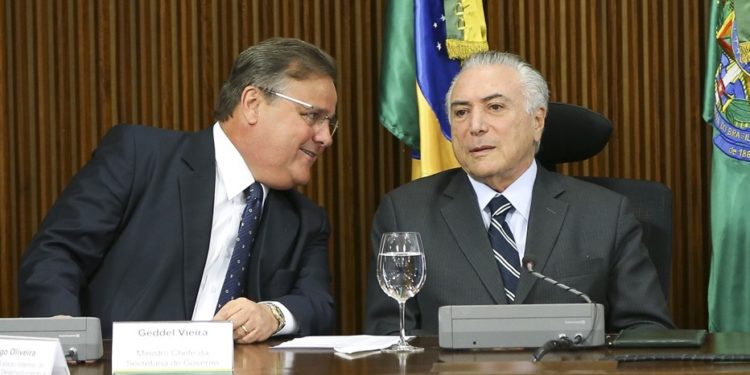 Brasília - O ministro da Secretaria de Governo, Geddel Vieira Lima, e o presidente interino Michel Temer durante reunião com líderes da Câmara e do Senado, no Palácio do Planalto. (Marcelo Camargo/Agência Brasil)