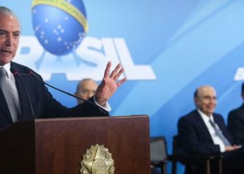 Brasília - O presidente Michel Temer participa da cerimônia de assinatura da medida provisória do Programa de Manutenção e Geração de Empregos, no Palácio do Planalto (Antonio Cruz/Agência Brasil)