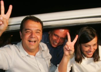 CABRAL2 RJ 29/10/2006 - CABRAL/ELEIÇÕES 2006/SEGUNDO TURNO - NACIONAL OE JT - Candidato eleito ao governo do Rio de Janeiro, o senador, Sérgio Cabral Filho, chega ao comitê central de sua campanha na Barra da Tijuca, zona oeste do Rio. Foto: ALAOR FILHO/AGENCIA ESTADO/AE