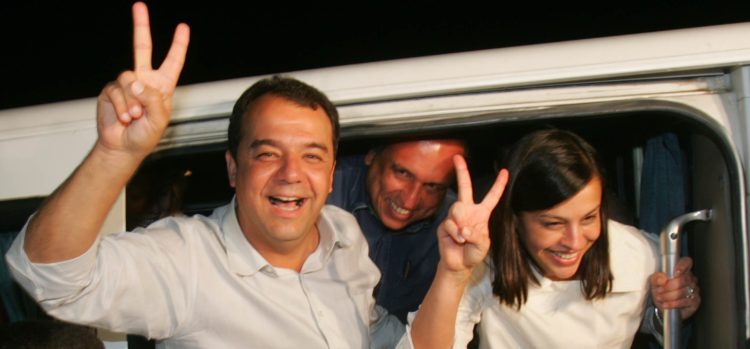 CABRAL2 RJ 29/10/2006 - CABRAL/ELEIÇÕES 2006/SEGUNDO TURNO - NACIONAL OE JT - Candidato eleito ao governo do Rio de Janeiro, o senador, Sérgio Cabral Filho, chega ao comitê central de sua campanha na Barra da Tijuca, zona oeste do Rio. Foto: ALAOR FILHO/AGENCIA ESTADO/AE