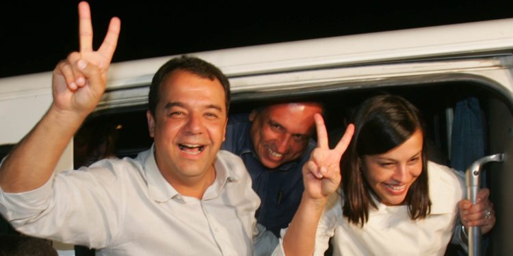 CABRAL2 RJ 29/10/2006 - CABRAL/ELEIÇÕES 2006/SEGUNDO TURNO - NACIONAL OE JT - Candidato eleito ao governo do Rio de Janeiro, o senador, Sérgio Cabral Filho, chega ao comitê central de sua campanha na Barra da Tijuca, zona oeste do Rio. Foto: ALAOR FILHO/AGENCIA ESTADO/AE