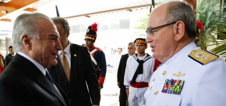 Brasília - Comandante da Marinha, Almirante-de-Esquadra Eduardo Bacellar Leal Ferreira, recebe o presidente Michel Temer, no Clube Naval, para da cerimônia de cumprimentos de fim de ano dos Oficiais-Generais (Marcos Corrêa/PR)