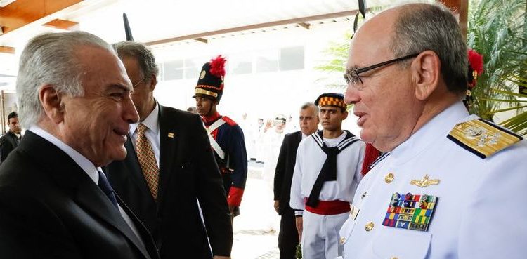 Brasília - Comandante da Marinha, Almirante-de-Esquadra Eduardo Bacellar Leal Ferreira, recebe o presidente Michel Temer, no Clube Naval, para da cerimônia de cumprimentos de fim de ano dos Oficiais-Generais (Marcos Corrêa/PR)