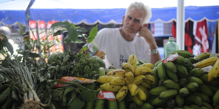 Rio de Janeiro - Nos dias 9 e 10 de dezembro, o MST realiza a já tradicional Feira Estadual da Reforma Agrária, no Largo da Carioca. Em sua quarta edição, a feira conta este ano com diversas novidades. A principal delas é a homenagem a Cícero Guedes, militante assassinado em janeiro deste ano. Cícero foi um dos maiores idealizadores da feira, que passa agora incorporar seu nome.