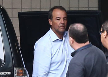 RJ - LAVA JATO/OPERAÇÃO CALICUTE/CABRAL/PRISÃO - POLÍTICA - O ex-governador do Rio de Janeiro Sergio Cabral (PMDB) deixa o carro da Polícia   Federal no Instituto Médico-Legal (IML), no Rio de Janeiro, para onde foi levado para   ser submetido a exame de corpo de delito, nesta quinta-feira, 17. Cabral foi preso na   manhã de hoje pela Polícia Federal (PF) na Operação Calicute, nova fase da Lava Jato.     Ele é acusado de liderar um esquema de propinas no Estado.       17/11/2016 - Foto: WILTON JUNIOR/ESTADÃO CONTEÚDO