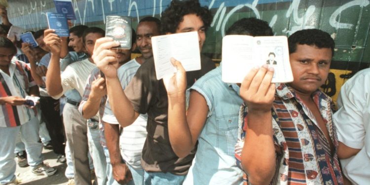 Brasil, São Paulo, SP. 09/03/1998. Desempregados em fila mostram suas carteiras de trabalho na Avenida Marquês de São Vicente, zona oeste da capital paulista. - Crédito:EPITÁCIO PESSOA/ESTADÃO CONTEÚDO/AE/Codigo imagem:36339