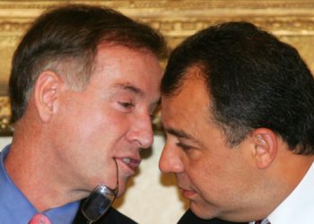 Brasil, Rio de Janeiro, RJ. 30/07/2008. O governador do Rio de Janeiro, Sérgio Cabral (d), entrega ao empresário Eike Batista (e) a Licença Prévia (LP) para a implantação da usina termelétrica a carvão pela UTE Porto do Açu Energia, situada na fazenda Saco Dantas, no município de São João da Barra, no interior do estado. O documento é mais um passo para viabilizar o Complexo do Porto do Açu, um dos empreendimentos da LLX, de Eike Batista, cujos projetos serão apresentados durante cerimônia no Salão Nobre do Palácio Guanabara, em Laranjeiras, na zona sul da capital fluminense. - Crédito:FÁBIO MOTTA/AGÊNCIA ESTADO/AE/Codigo imagem:29046