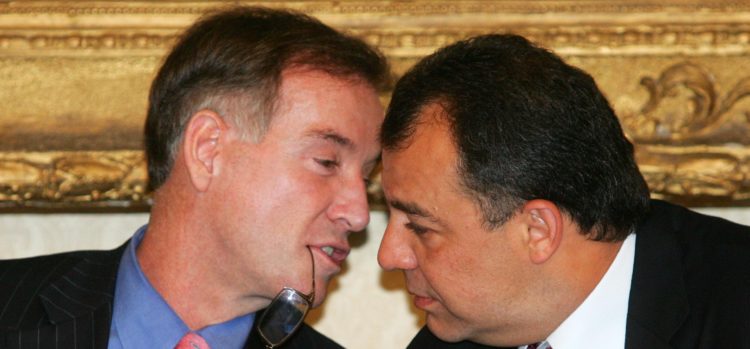 Brasil, Rio de Janeiro, RJ. 30/07/2008. O governador do Rio de Janeiro, Sérgio Cabral (d), entrega ao empresário Eike Batista (e) a Licença Prévia (LP) para a implantação da usina termelétrica a carvão pela UTE Porto do Açu Energia, situada na fazenda Saco Dantas, no município de São João da Barra, no interior do estado. O documento é mais um passo para viabilizar o Complexo do Porto do Açu, um dos empreendimentos da LLX, de Eike Batista, cujos projetos serão apresentados durante cerimônia no Salão Nobre do Palácio Guanabara, em Laranjeiras, na zona sul da capital fluminense. - Crédito:FÁBIO MOTTA/AGÊNCIA ESTADO/AE/Codigo imagem:29046