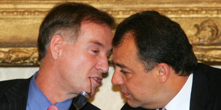 Brasil, Rio de Janeiro, RJ. 30/07/2008. O governador do Rio de Janeiro, Sérgio Cabral (d), entrega ao empresário Eike Batista (e) a Licença Prévia (LP) para a implantação da usina termelétrica a carvão pela UTE Porto do Açu Energia, situada na fazenda Saco Dantas, no município de São João da Barra, no interior do estado. O documento é mais um passo para viabilizar o Complexo do Porto do Açu, um dos empreendimentos da LLX, de Eike Batista, cujos projetos serão apresentados durante cerimônia no Salão Nobre do Palácio Guanabara, em Laranjeiras, na zona sul da capital fluminense. - Crédito:FÁBIO MOTTA/AGÊNCIA ESTADO/AE/Codigo imagem:29046