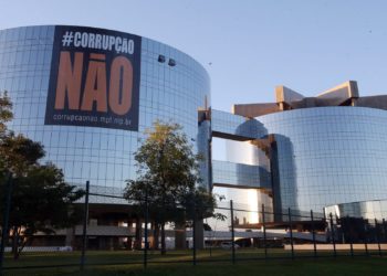 ADCO707   BSB -  25/5/2015  - PGR / CORRUPÇÃO NÃO -  POLITICA -  Cartaz contra a corrupção colocada na sedd da PGR na Abertura do seminário "10 anos de Cooperação Internacional do Ministério Público Federal", na sede da Procuradoria-Geral da República, em  Brasilia. 
FOTO: ANDRE DUSEK/ESTADAO