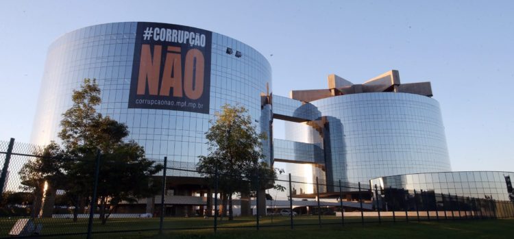 ADCO707 BSB - 25/5/2015 - PGR / CORRUPÇÃO NÃO - POLITICA - Cartaz contra a corrupção colocada na sedd da PGR na Abertura do seminário "10 anos de Cooperação Internacional do Ministério Público Federal", na sede da Procuradoria-Geral da República, em Brasilia.
FOTO: ANDRE DUSEK/ESTADAO