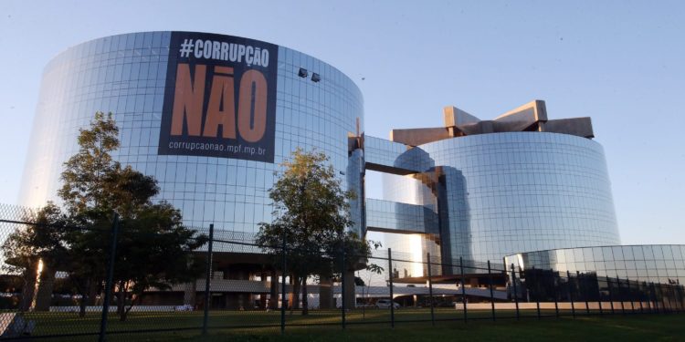 ADCO707 BSB - 25/5/2015 - PGR / CORRUPÇÃO NÃO - POLITICA - Cartaz contra a corrupção colocada na sedd da PGR na Abertura do seminário "10 anos de Cooperação Internacional do Ministério Público Federal", na sede da Procuradoria-Geral da República, em Brasilia.
FOTO: ANDRE DUSEK/ESTADAO
