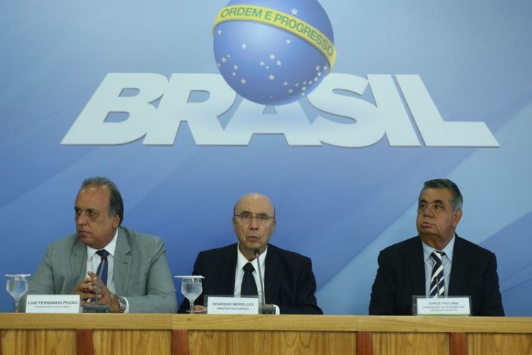 Brasília - O governador Luiz Fernando Pezão, o ministro da Fazenda, Henrique Meirelles, e o presidente da Alerj, Jorge Picciani, falam sobre acordo que prevê empréstimos ao RJ de R$ 6,5 bilhões (Valter Campanato/Agência Brasil)