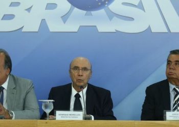 Brasília - O governador Luiz Fernando Pezão, o ministro da Fazenda, Henrique Meirelles, e o presidente da Alerj, Jorge Picciani, falam sobre acordo que prevê empréstimos ao RJ de R$ 6,5 bilhões (Valter Campanato/Agência Brasil)