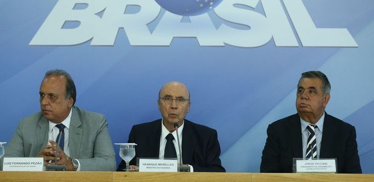 Brasília - O governador Luiz Fernando Pezão, o ministro da Fazenda, Henrique Meirelles, e o presidente da Alerj, Jorge Picciani, falam sobre acordo que prevê empréstimos ao RJ de R$ 6,5 bilhões (Valter Campanato/Agência Brasil)