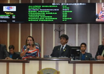Prefeita de São João da Barra, Carla Machado, durante sessão legislativa na Câmara