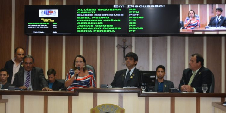 Prefeita de São João da Barra, Carla Machado, durante sessão legislativa na Câmara