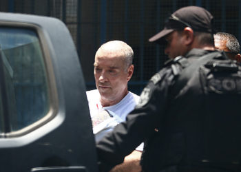 RJ - LAVA JATO/OPERAÇÃO EFICIÊNCIA/EIKE/PRISÃO - POLÍTICA - De cabeça raspada, o empresário Eike   Batista deixa o Presídio Ary Franco, em   Água Santa, na zona norte do Rio de   Janeiro, e segue rumo ao Complexo   Penitenciário de Gericinó, em Bangu,   para onde foi transferido no início da   tarde. Considerado foragido, Eike foi   preso hoje pela manhã logo após   desembarcar no Aeroporto Internacional   do Galeão, vindo de Nova York (EUA).   30/01/2017 - Foto: FÁBIO MOTTA/ESTADÃO CONTEÚDO