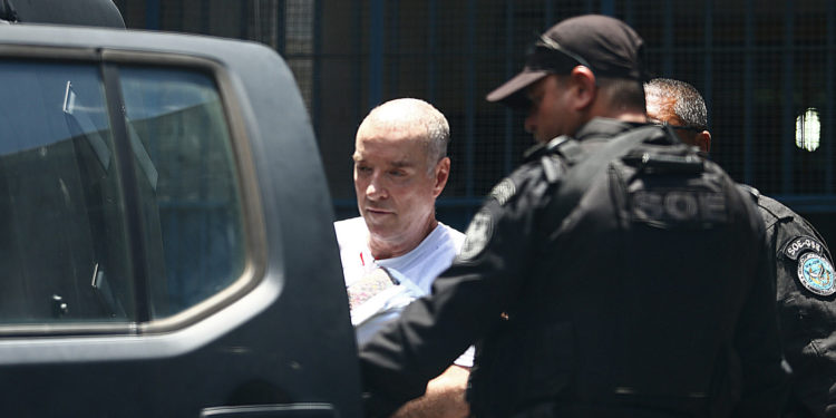 RJ - LAVA JATO/OPERAÇÃO EFICIÊNCIA/EIKE/PRISÃO - POLÍTICA - De cabeça raspada, o empresário Eike Batista deixa o Presídio Ary Franco, em Água Santa, na zona norte do Rio de Janeiro, e segue rumo ao Complexo Penitenciário de Gericinó, em Bangu, para onde foi transferido no início da tarde. Considerado foragido, Eike foi preso hoje pela manhã logo após desembarcar no Aeroporto Internacional do Galeão, vindo de Nova York (EUA). 30/01/2017 - Foto: FÁBIO MOTTA/ESTADÃO CONTEÚDO