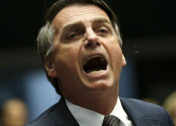 Brasília - O deputado Jair Bolsonaro discute com a deputada Maria do Rosário durante comissão geral, no plenário da Câmara dos Deputados, que discute a violência contra mulheres e meninas, a cultura do estupro, o enfrentamento à impunidade e políticas públicas de prevenção, proteção e atendimento às vítimas no Brasil. (Foto: Marcelo Camargo/Agência Brasil)