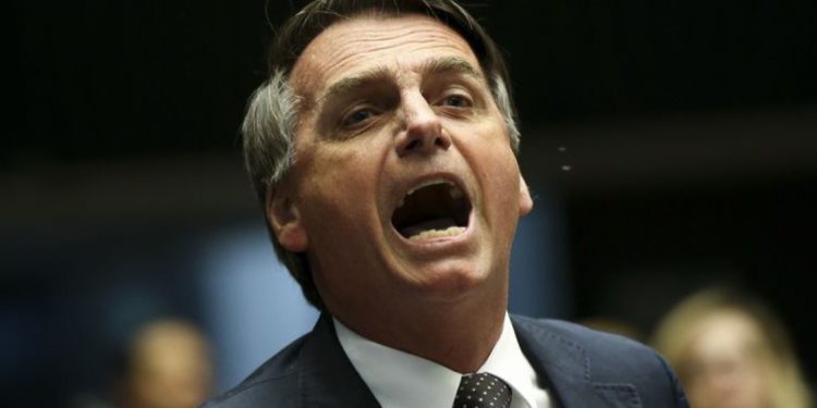 Brasília - O deputado Jair Bolsonaro discute com a deputada Maria do Rosário durante comissão geral, no plenário da Câmara dos Deputados, que discute a violência contra mulheres e meninas, a cultura do estupro, o enfrentamento à impunidade e políticas públicas de prevenção, proteção e atendimento às vítimas no Brasil. (Foto: Marcelo Camargo/Agência Brasil)