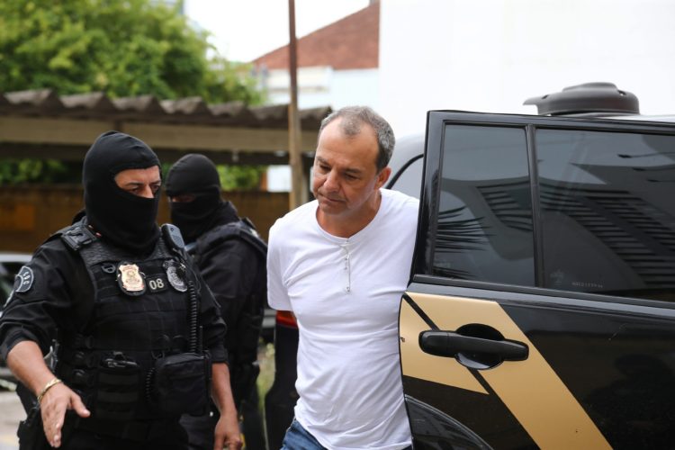 Curitiba (PR), LAVA JATO - POÍíTICA - O ex-governador do Rio de Janeiro, Sérgio Cabral (PMDB) realiza exame corpo delito no IML em Curitiba neste sábado (10). Ele está preso desde o dia 17 de novembro no Complexo Penitenciário de Gericinó (Bangu), com outros presos na Operação Calicute, deflagrada pela Polícia Federal e do Ministério Público Federal. Foto: Geraldo Bubniak/Agência O Globo / PAGOS