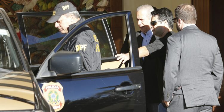 DF - LAVA JATO/OPERAÇÃO PIXULECO/JOSÉ DIRCEU - POLÍTICA - O ex-ministro da Casa Civil,José Dirceu, foi preso pela Polícia Federal na manhã desta segunda-feira, 3, em Brasília, na 17ª fase da Operação Lava Jato. Dirceu é alvo de prisão preventiva decretada pelo juiz federal Sérgio Moro, que conduz as investigações. 03/08/2015 - Foto: DIDA SAMPAIO/ESTADÃO CONTEÚDO