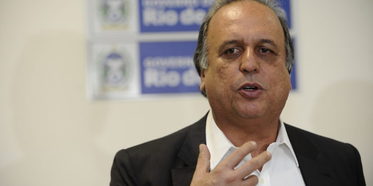 Governador Luiz Fernando Pezão e prefeitos discutem medidas contra a crise econômica nas cidades no entorno do Complexo Petroquímico do Rio de Janeiro em reunião no Palácio Guanabara (Fernando Frazão/Agência Brasil)