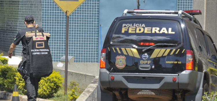Brasília - A Polícia Federal (PF) prendeu, na manhã de hoje (29), pelo menos 20 pessoas, durante a Operação Monte Carlo, que desmontou uma quadrilha que explorava máquinas caça-níqueis e pagava propina para agentes públicos de segurança. Entre os presos está o chefe do grupo, Carlinhos Cachoeira, empresário de Goiânia. os Agentes chegam à sede da PF com material apreendido e pessoas detidas na Operação Monte Carlo