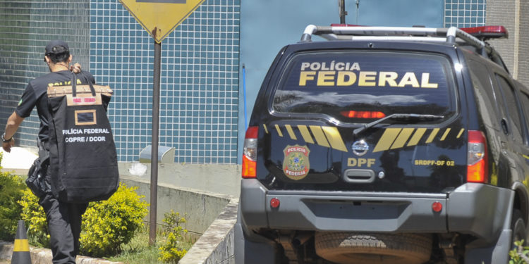 Brasília - A Polícia Federal (PF) prendeu, na manhã de hoje (29), pelo menos 20 pessoas, durante a Operação Monte Carlo, que desmontou uma quadrilha que explorava máquinas caça-níqueis e pagava propina para agentes públicos de segurança. Entre os presos está o chefe do grupo, Carlinhos Cachoeira, empresário de Goiânia. os Agentes chegam à sede da PF com material apreendido e pessoas detidas na Operação Monte Carlo