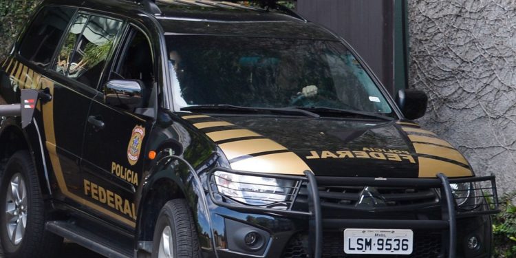 Rio de Janeiro - Polícia Federal cumpre mandado de busca e apreensão na casa de Eike Batista no Jardim Botânico, zona sul da cidade. ( Tânia Rêgo/Agência Brasil)