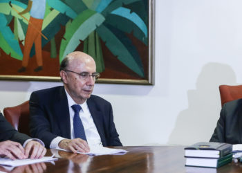 Brasília - Os ministros do Planejamento, Desenvolvimento e Gestão, Dyogo Oliveira, e da Fazenda, Henrique Meirelles e o presidente interino Michel Temer, durante reunião no Planalto (Valter Campanato/Agência Brasil)