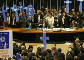 Brasília - Após a conclusão da leitura do parecer do relator do projeto da reforma trabalhista, deputados de partidos de oposição ao governo retomaram a obstrução aos trabalhos no plenário (Antonio Cruz/Agência Brasil)