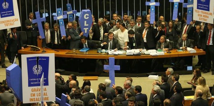 Brasília - Após a conclusão da leitura do parecer do relator do projeto da reforma trabalhista, deputados de partidos de oposição ao governo retomaram a obstrução aos trabalhos no plenário (Antonio Cruz/Agência Brasil)