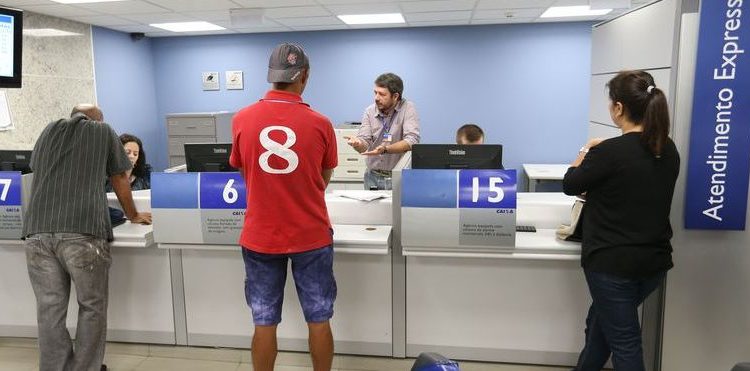 Brasília - Agências da Caixa Econômica Federal do Distrito Federal e entorno estão abertas de 9h às 15h para atendimento exclusivo sobre contas inativas do FGTS neste sábado (18) (Fabio Rodrigues Pozzebom/Agência Brasil)