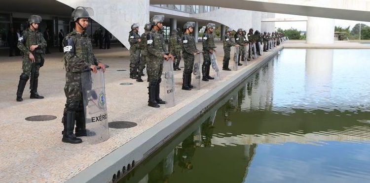 Brasília - Soldados da Guarda Presidencial fazem a segurança no Palácio do Planalto (Valter Campanato/Agência Brasil)